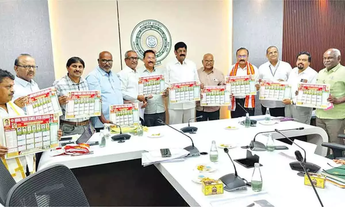 Andhra: मंत्री ने ‘टेक्निकल ऑफिसर्स एसोसिएशन’ का टेबल कैलेंडर जारी किया Andhra: मंत्री ने ‘टेक्निकल ऑफिसर्स एसोसिएशन’ का टेबल कैलेंडर जारी किया