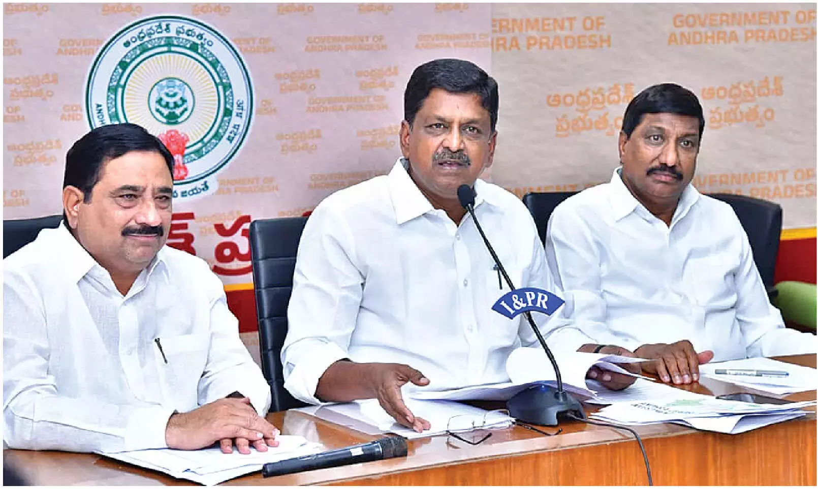 Andhra: मंत्रियों ने जगन पर सीमा परियोजनाओं पर झूठ फैलाने का आरोप लगाया Andhra: मंत्रियों ने जगन पर सीमा परियोजनाओं पर झूठ फैलाने का आरोप लगाया