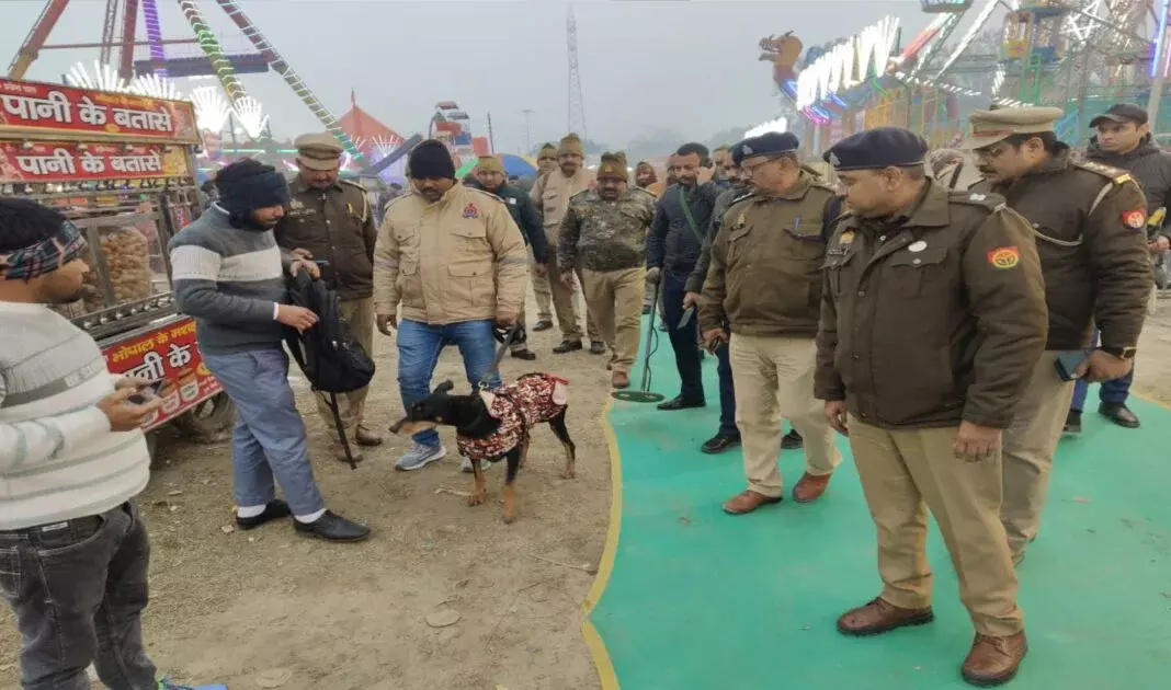 Farrukhabad: पुलिस और डॉग स्क्वाड ने मेला परिसर का भ्रमण किया Farrukhabad: पुलिस और डॉग स्क्वाड ने मेला परिसर का भ्रमण किया