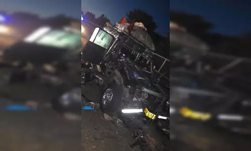 क्रूजर गाड़ी और ट्रक में टक्कर, चार की मौत, सात घायल क्रूजर गाड़ी और ट्रक में टक्कर, चार की मौत, सात घायल