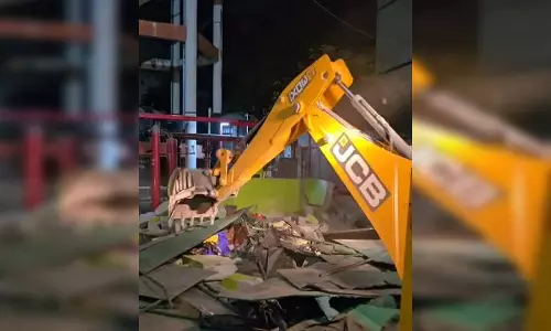 अवैध मजार ध्वस्त, प्रशासन की देर रात की कार्रवाई