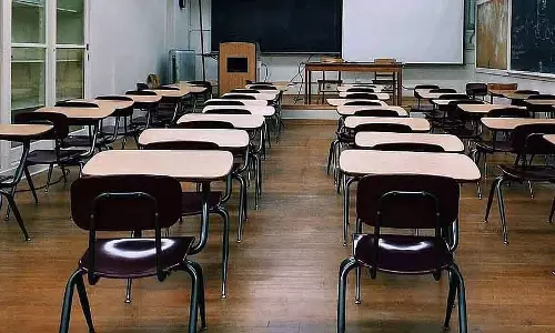 Kerala में बिना बैकबेंचर वाली क्लासरूम और हल्के स्कूल बैग का प्रस्ताव Kerala में बिना बैकबेंचर वाली क्लासरूम और हल्के स्कूल बैग का प्रस्ताव