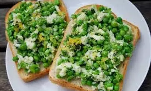 Matar Toast Recipe: मिनटों में बनाएं क्रिस्पी और टेस्टी मटर टोस्ट Matar Toast Recipe: मिनटों में बनाएं क्रिस्पी और टेस्टी मटर टोस्ट