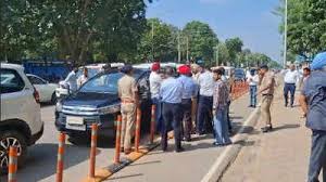 Mumbai : निर्दलीय उम्मीदवार को पुलिस कवर मिला