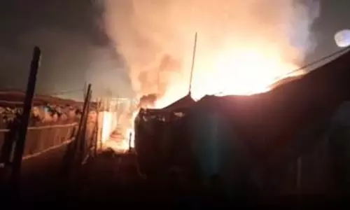 मेले में भीषण आग लगने से कई अस्थायी टेंट जलकर राख मेले में भीषण आग लगने से कई अस्थायी टेंट जलकर राख