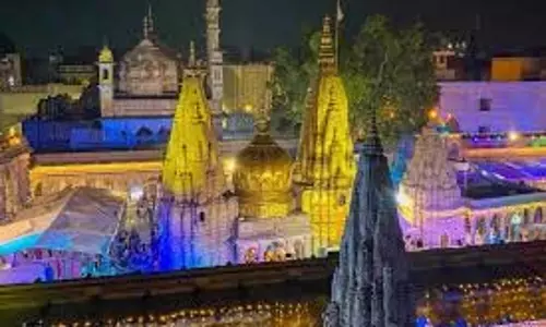 Varanasi: कड़ाके की ठंड के बावजूद बाबा विश्वनाथ के दर्शन को उमड़े श्रद्धालु Varanasi: कड़ाके की ठंड के बावजूद बाबा विश्वनाथ के दर्शन को उमड़े श्रद्धालु