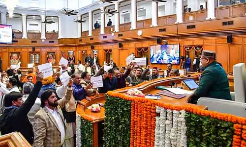 Delhi विधानसभा सत्र एक दिन बढ़ा, AAP विधायक वेल में आए