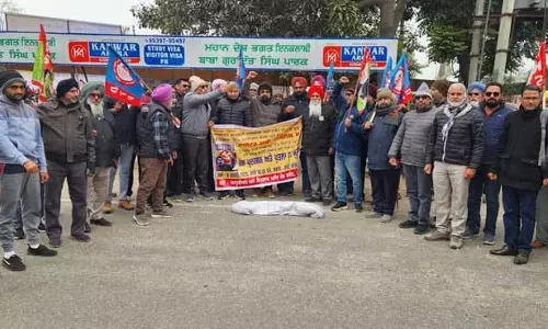 Jalandhar: वेनेजुएला संकट पर प्रदर्शनकारियों ने ट्रंप का पुतला जलाया Jalandhar: वेनेजुएला संकट पर प्रदर्शनकारियों ने ट्रंप का पुतला जलाया