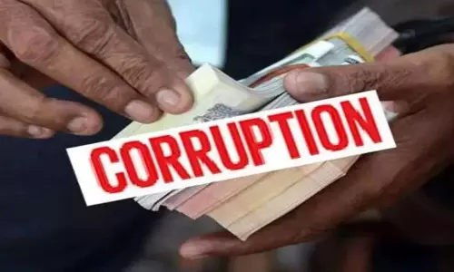 New Delhi: रिश्वत लेते पकड़े गए सब-रजिस्ट्रार और रीडर, CBI की छापेमारी New Delhi: रिश्वत लेते पकड़े गए सब-रजिस्ट्रार और रीडर, CBI की छापेमारी