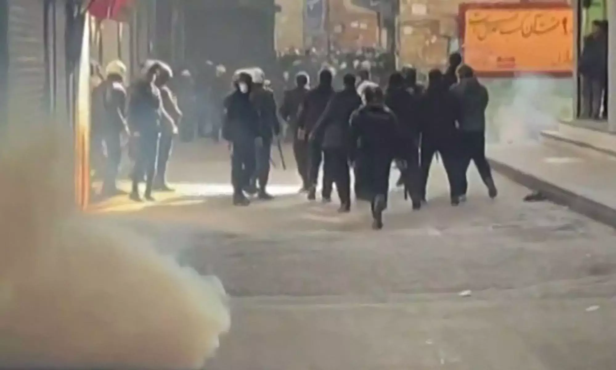 Iran में विरोध प्रदर्शन जारी रहने के कारण देशव्यापी इंटरनेट ब्लैकआउट की खबर है