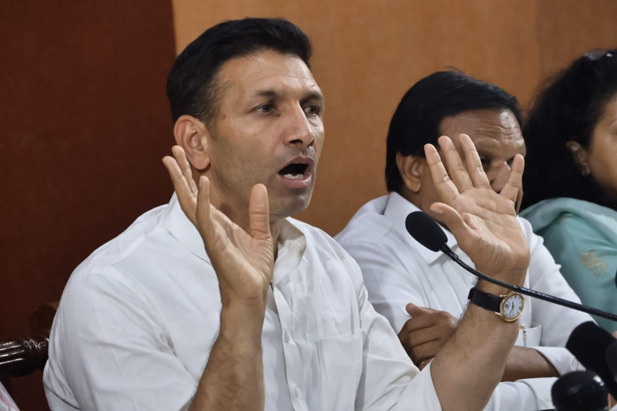 Indore: इंदौर कलेक्टर के RSS दौरे पर राजनीतिक विवाद, पटवारी ने उठाए सवाल Indore: इंदौर कलेक्टर के RSS दौरे पर राजनीतिक विवाद, पटवारी ने उठाए सवाल