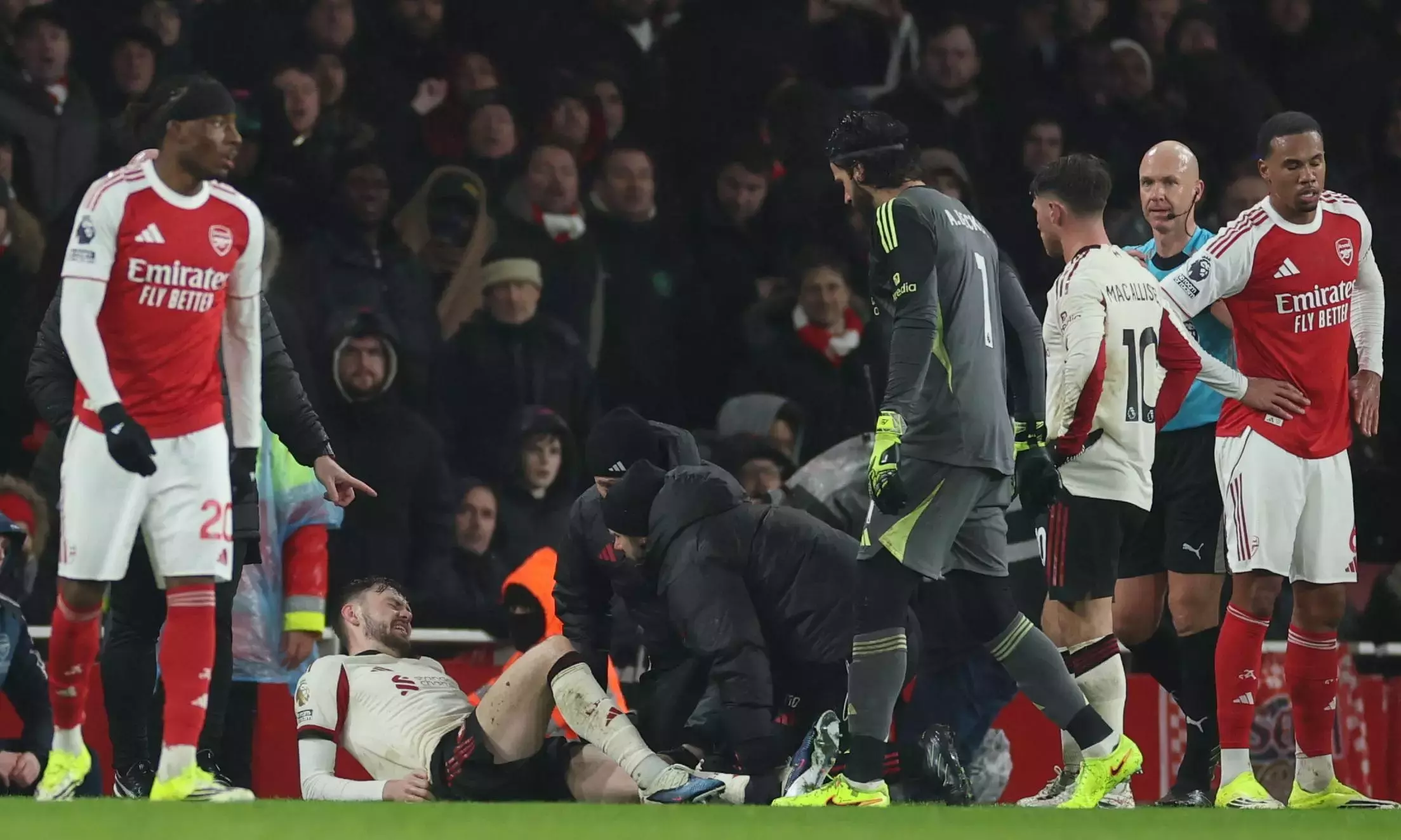 Premier League: आर्सेनल के मार्टिनेली ने घायल ब्रैडली को धक्का देने के बाद माफ़ी मांगी