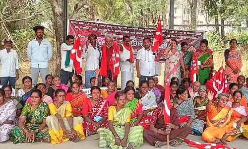 MNREGA जारी रखने की मांग: जिला कलेक्टर के ऑफिस के पास विरोध प्रदर्शन