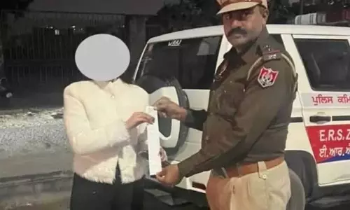 Ludhiana की महिला के खतरनाक रॉयल एनफील्ड स्टंट का चालान Ludhiana की महिला के खतरनाक रॉयल एनफील्ड स्टंट का चालान