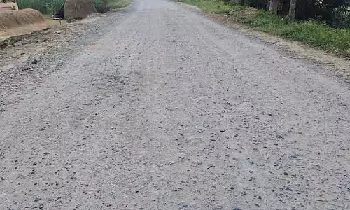 Bangarpet : छह महीने बाद टूटी सड़क पर बजरी डाली गई Bangarpet : छह महीने बाद टूटी सड़क पर बजरी डाली गई