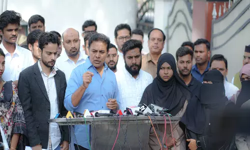 केटीआर ने MANUU जमीन पर कथित अवैध कब्जे को लेकर कांग्रेस पर निशाना साधा केटीआर ने MANUU जमीन पर कथित अवैध कब्जे को लेकर कांग्रेस पर निशाना साधा