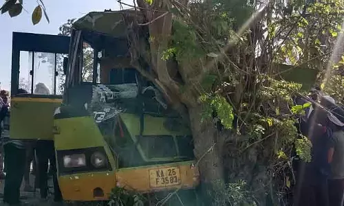Haliyal: बस पेड़ से टकराई, 34 छात्र घायल