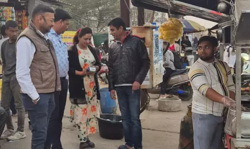 सड़क में गंदगी फैला रहे थे पान फल समोसा और चाट वाले, निगम ने हटाया