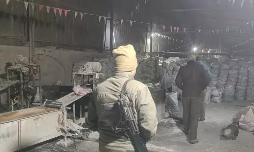 Bareilly: मशीन हादसे में मजदूर की मौत, प्रबंधन को घेरा गया Bareilly: मशीन हादसे में मजदूर की मौत, प्रबंधन को घेरा गया