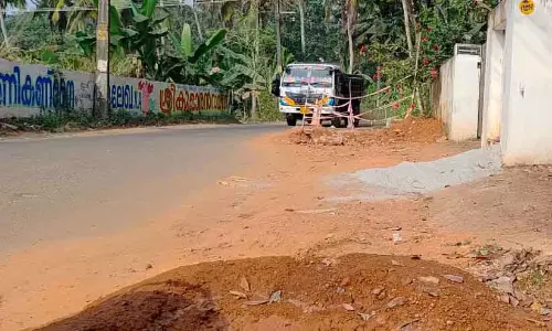 पाइप फटने और अधूरा काम; Maranallur-Anappad रोड पर सफर मुश्किल पाइप फटने और अधूरा काम; Maranallur-Anappad रोड पर सफर मुश्किल
