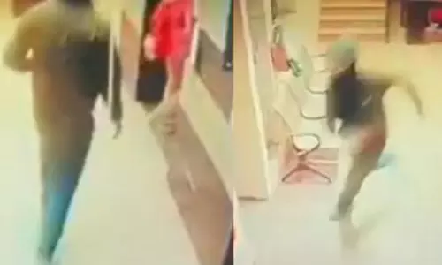 Delhi: चेन छीनने की कोशिश नाकाम, बुजुर्ग महिला ने मदद के लिए चिल्लाया Delhi: चेन छीनने की कोशिश नाकाम, बुजुर्ग महिला ने मदद के लिए चिल्लाया