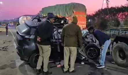 Indore: तेज रफ्तार कार और ट्रक की टक्कर में 3 की मौत, इंदौर में हड़कंप Indore: तेज रफ्तार कार और ट्रक की टक्कर में 3 की मौत, इंदौर में हड़कंप