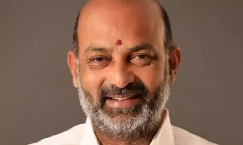 KCR ने कृष्णा नदी के पानी को लेकर लोगों को धोखा दिया: राज्य मंत्री बंदी संजय KCR ने कृष्णा नदी के पानी को लेकर लोगों को धोखा दिया: राज्य मंत्री बंदी संजय