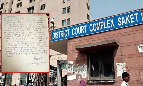 Clerk ने कोर्ट से कूदकर की आत्महत्या, नोट में काम के दबाव को बताया जिम्मेदार