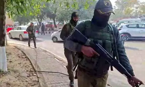 बम की झूठी धमकी वाले ईमेल के बाद Janipur कोर्ट कॉम्प्लेक्स में घंटों तक सर्च ऑपरेशन चला बम की झूठी धमकी वाले ईमेल के बाद Janipur कोर्ट कॉम्प्लेक्स में घंटों तक सर्च ऑपरेशन चला