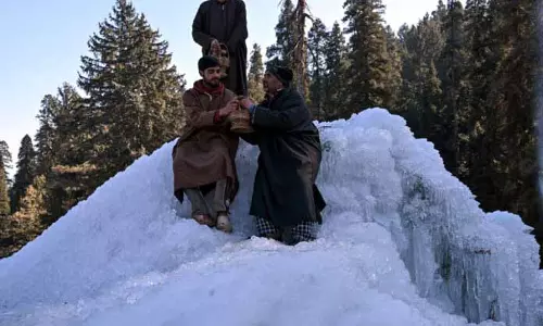 Kashmir में कड़ाके की ठंड, तापमान इस मौसम में सबसे कम