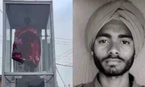 Jammu: कड़ाके की ठंड में मां ने शहीद बेटे की मूर्ति को ओढ़ाया कंबल Jammu: कड़ाके की ठंड में मां ने शहीद बेटे की मूर्ति को ओढ़ाया कंबल