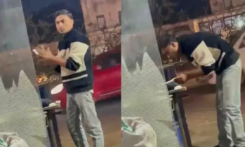 Ghaziabad के रेस्टोरेंट स्टाफ को रोटी पर थूकते हुए पकड़ा गया Ghaziabad के रेस्टोरेंट स्टाफ को रोटी पर थूकते हुए पकड़ा गया