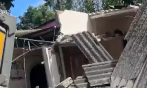 Idukki में निर्माण सामग्री ले जा रहा ट्रक घर पर पलट गया Idukki में निर्माण सामग्री ले जा रहा ट्रक घर पर पलट गया