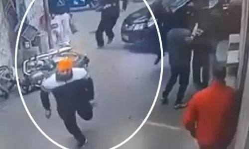डरावना LIVE वीडियो...बदमाशों ने ज्वेलर को बनाया निशाना, तलवार से वार
