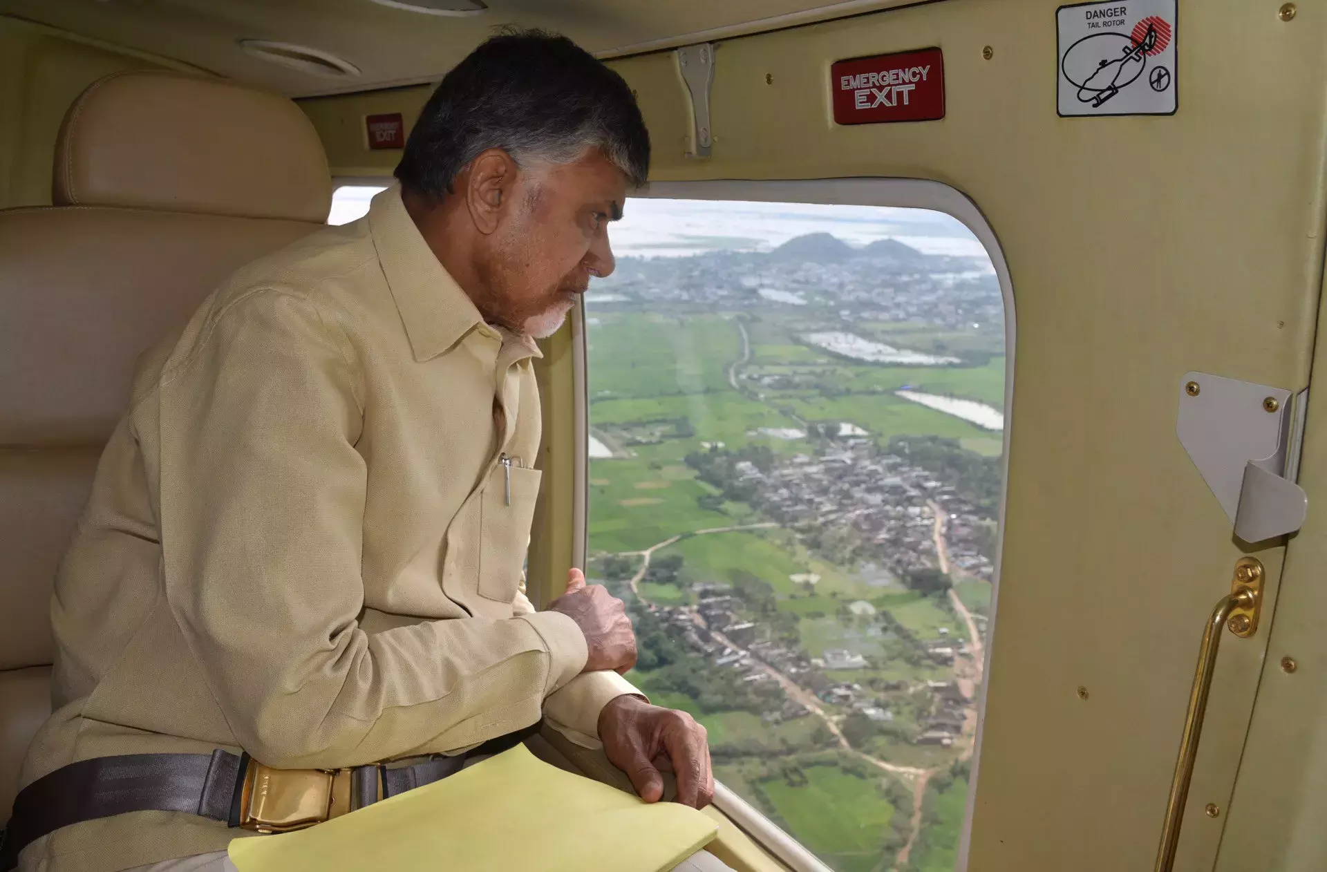 Andhra के मुख्यमंत्री ने ONGC गैस कुएं में विस्फोट का हवाई सर्वेक्षण किया