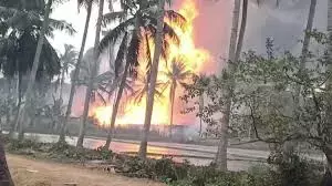 AP में गैस वेल ब्लोआउट साइट से मलबा हटाने का काम चल रहा AP में गैस वेल ब्लोआउट साइट से मलबा हटाने का काम चल रहा
