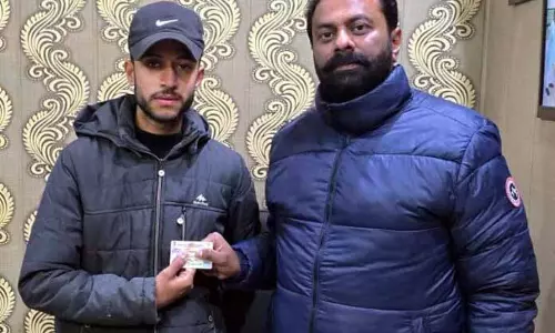 Chopra ने आयुष्मान भारत और अन्य कार्ड बांटे Chopra ने आयुष्मान भारत और अन्य कार्ड बांटे
