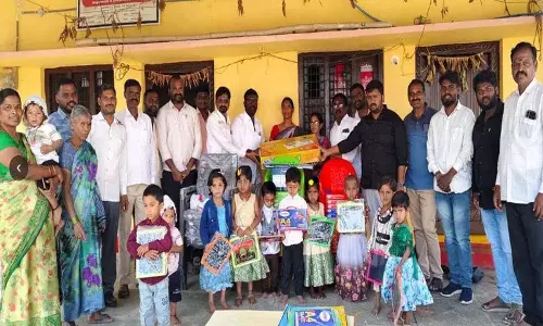 Jukanti Madhu ने मोटाकोंदूर आंगनवाड़ी को ज़रूरी सामान दान किया