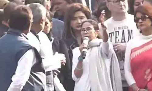 Kolkata : I-PAC पर ED की रेड के खिलाफ पश्चिम बंगाल की CM ममता सड़कों पर उतरीं Kolkata : I-PAC पर ED की रेड के खिलाफ पश्चिम बंगाल की CM ममता सड़कों पर उतरीं