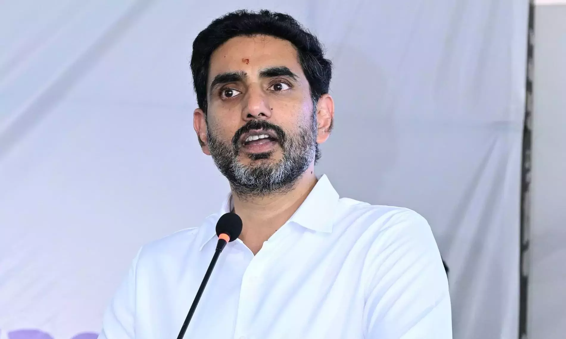 लोकेश ने YSRC के प्रोपेगैंडा का मुकाबला करने की अपील की लोकेश ने YSRC के प्रोपेगैंडा का मुकाबला करने की अपील की