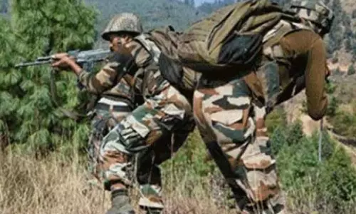 SRINAGAR: सेना के दो पोर्टर नदी में फिसल गए