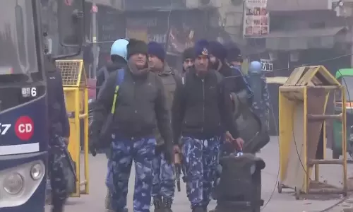 विध्वंस अभियान के बाद Turkman Gate में फैज़-ए-इलाही मस्जिद के पास सुरक्षा कड़ी