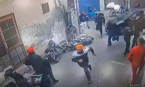 Amritsar में हथियारबंद बदमाशों ने लूटे गहने, 60 लाख का सोना चुराया Amritsar में हथियारबंद बदमाशों ने लूटे गहने, 60 लाख का सोना चुराया