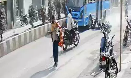 Surat में बाईं ओर से बस को ओवरटेक करने की कोशिश में बाइक सवार की मौत Surat में बाईं ओर से बस को ओवरटेक करने की कोशिश में बाइक सवार की मौत