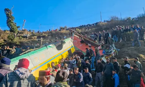 Himachal में बस गहरी खाई में गिरने से आठ लोगों की मौत, कई घायल