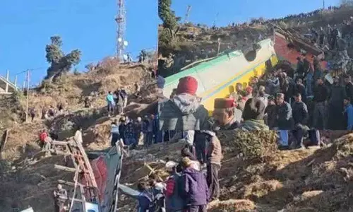 Himachal Pradesh में बस खाई में गिरी, यात्री घायल