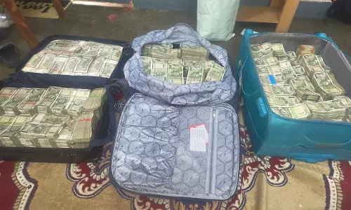 CBI ने अधिकारी को रिश्वत लेते रंगे हाथ किया गिरफ्तार, 3.7 करोड़ से ज्यादा रकम बरामद CBI ने अधिकारी को रिश्वत लेते रंगे हाथ किया गिरफ्तार, 3.7 करोड़ से ज्यादा रकम बरामद