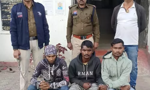 सूने मकानों में सेंधमारी करने वाले तीन शातिर बदमाश गिरफ्तार, 5 लाख से अधिक के जेवरात बरामद सूने मकानों में सेंधमारी करने वाले तीन शातिर बदमाश गिरफ्तार, 5 लाख से अधिक के जेवरात बरामद