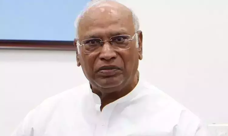 भारत की विदेश नीति जंगली पेंडुलम की तरह झूल रही है: Kharge भारत की विदेश नीति जंगली पेंडुलम की तरह झूल रही है: Kharge