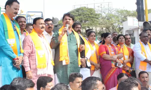 BJP ने पीड़ित के घर जाकर कर्नाटक मामले में न्यायिक जांच की मांग की